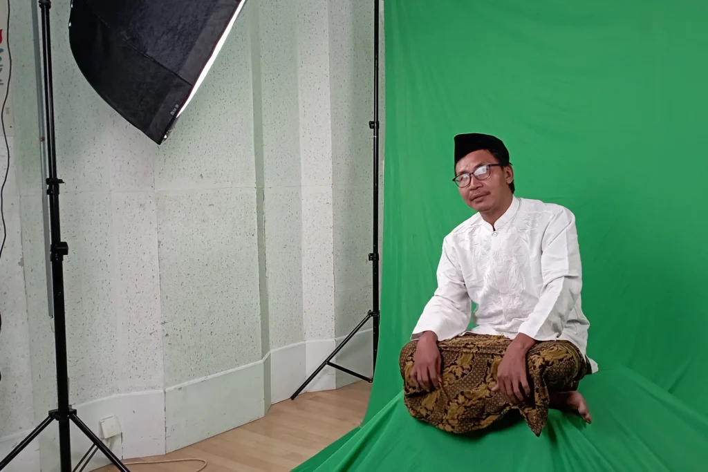 Behind the scenes of BELIK: Faisal Kamandobat recording voice-over narration directed by Samuel Indratma.