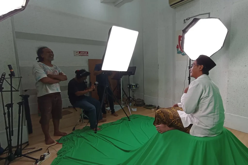 Behind the scenes of BELIK: Faisal Kamandobat recording voice-over narration directed by Samuel Indratma.