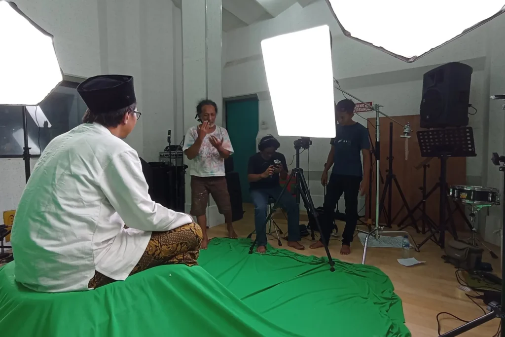 Behind the scenes of BELIK: Faisal Kamandobat recording voice-over narration directed by Samuel Indratma.