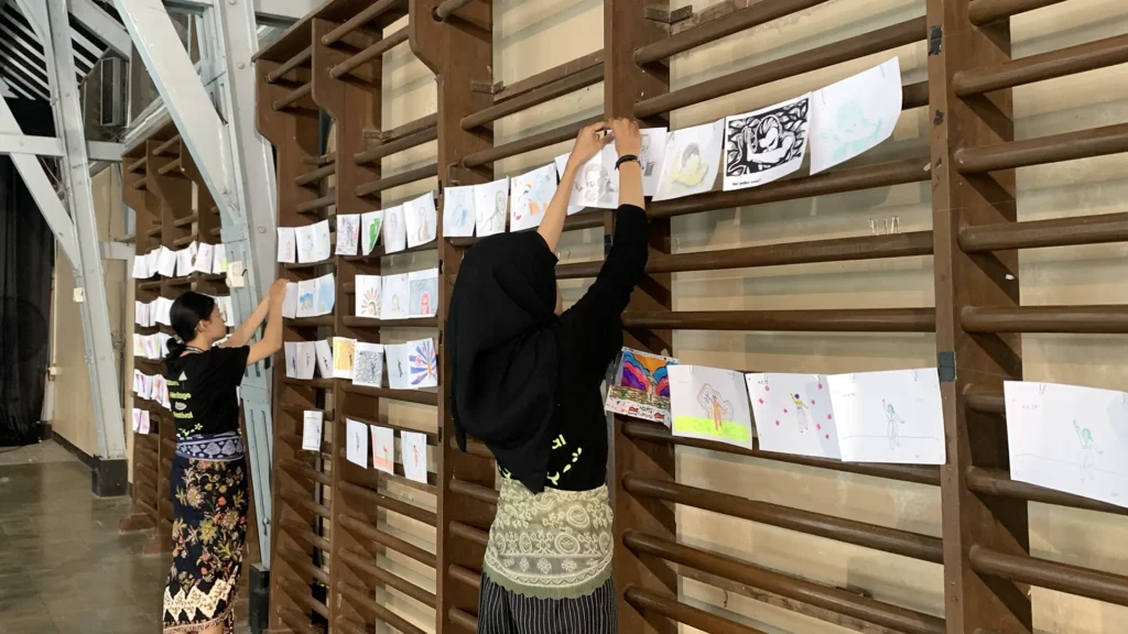 Peserta memajang frame rotoscoping di dinding workshop Tracing The Heritage oleh Rimbun Project, Kotabaru Heritage Film Festival 2025.
