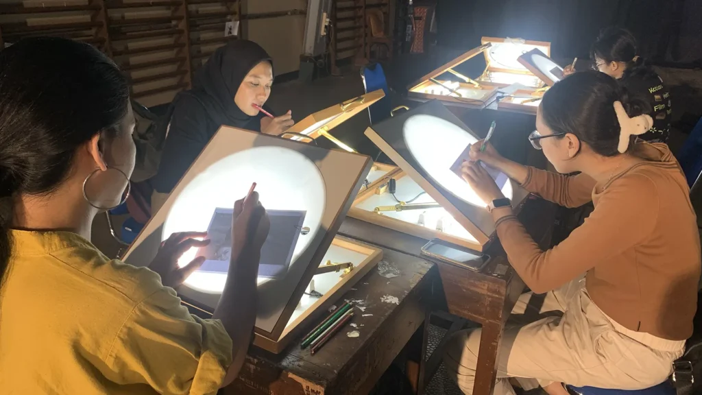 Peserta Animasi Club frame rotoscoping di dinding workshop Tracing The Heritage oleh Rimbun Project, Kotabaru Heritage Film Festival 2025.